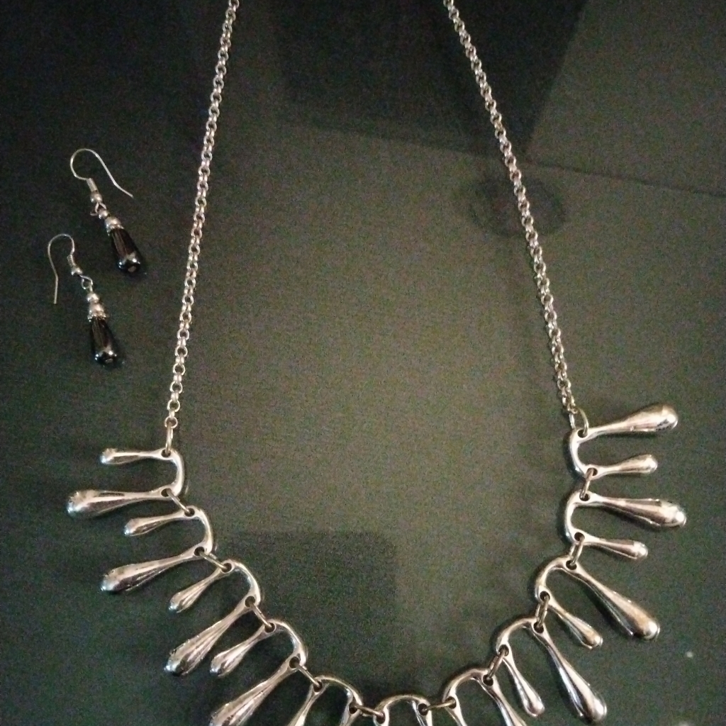 Liz Claiborne Teardrop Necklace Earrings Set 22$